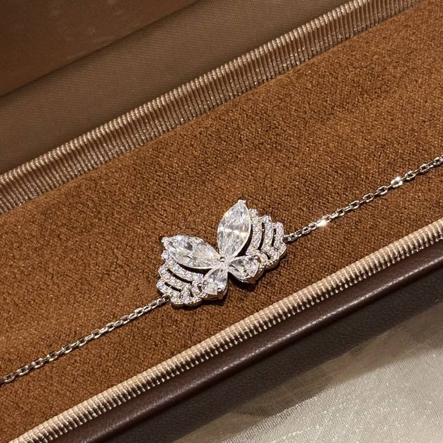 A6128 新款 奢侈 马眼 幻影蝴蝶 分层 手链 惊艳钻石耳钉 领略绝美风采 高端定制原版通体925纯银钻石戒指 不过敏 不褪色 仿真主钻 总能叫你为他的美丽