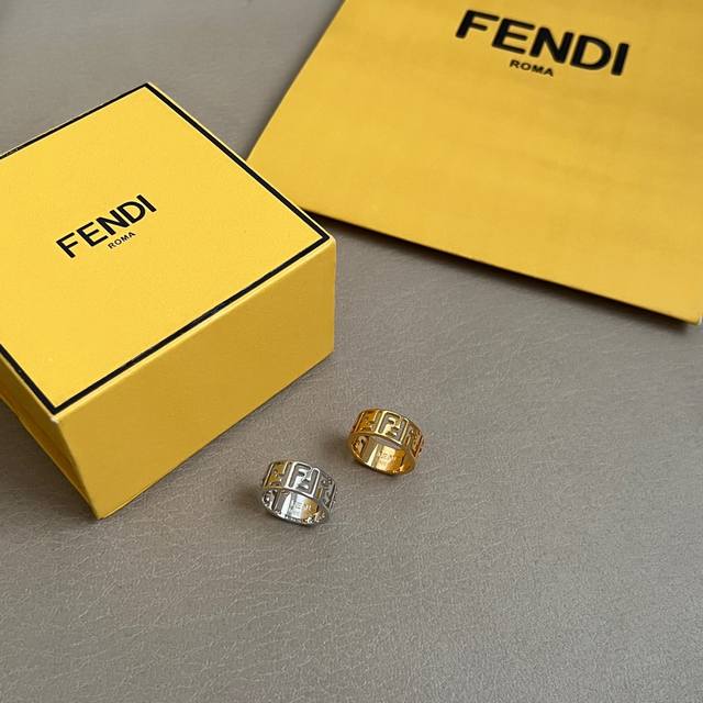 1311820130 新款 Fendi 芬迪 戒指 高端定制 爆款新款 简单大方戒指 华丽登场 ，很难见到如此熟悉 素雅的戒指，非常适合日常搭配，宝宝们，这个绝