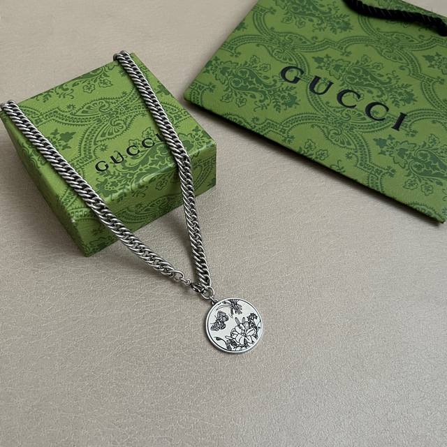 1311820130 Gucci 项链，明亮式切割工艺使表面抛光非常靓丽360度绚丽夺目 方方面面都很到位整体设计简约。