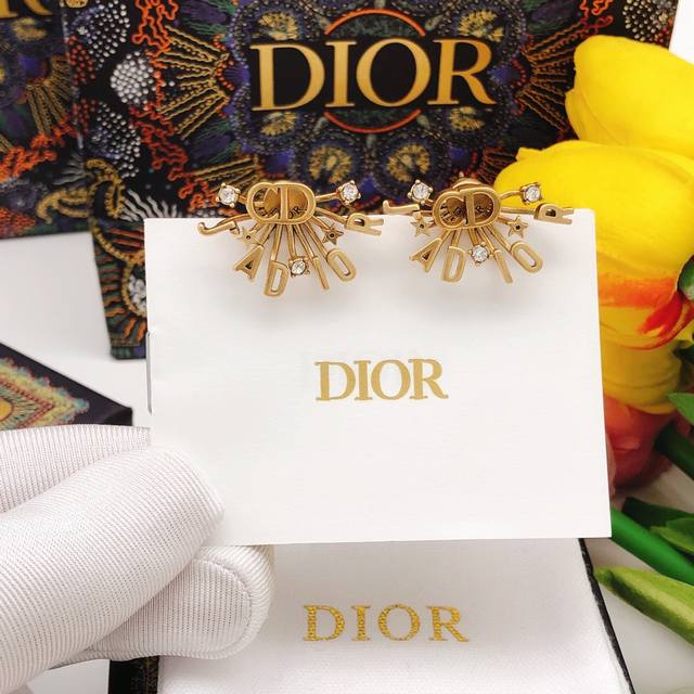 编号Ded0081 迪奥Dior 原单新品 Cd字母镶钻耳钉 高端品质，专柜1:1开模，专柜原版同黄铜材质！高级925银针防过敏处理，Cnc精雕刻，细节无可挑剔