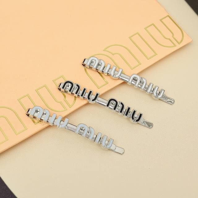 Miumiu 糖果色珐琅发夹 Miumiu的Logo设计元素， 极简主义，不只是简单，每个细节都透露出气质美感。 是夏季不可缺少的小精致 一眼就被这款吸引了，非