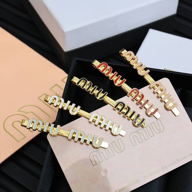 Miumiu 糖果色珐琅发夹 Miumiu的Logo设计元素， 极简主义，不只是简单，每个细节都透露出气质美感 是夏季不可缺少的小精致 一眼就被这款吸引了，非常
