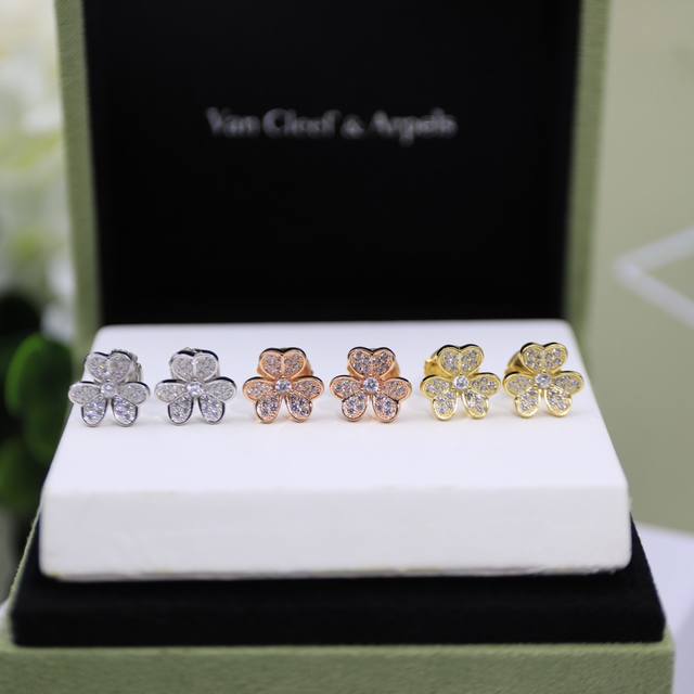Vca 四叶草三叶花满钻耳钉 亚金材质带原版Logo。耳钉