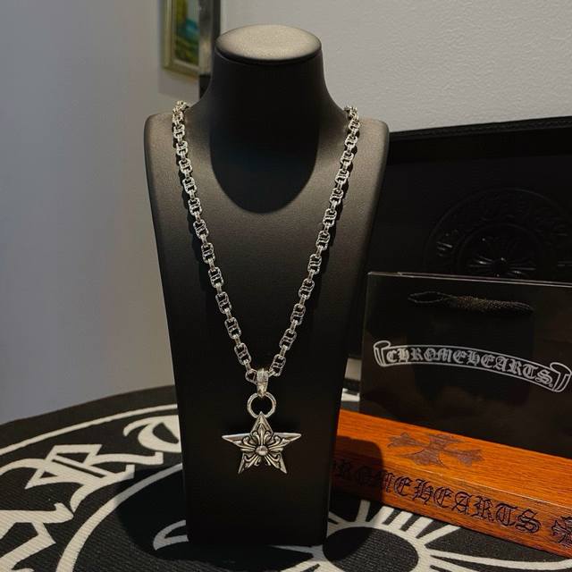 抖音 快手 Ins 小红书 直播热门 ，新款 专柜品质 Chrome Hearts克罗心字母项链 ，五星花吊坠，凹凸造型不同的花纹设计风格 呈现出与众不同 十字