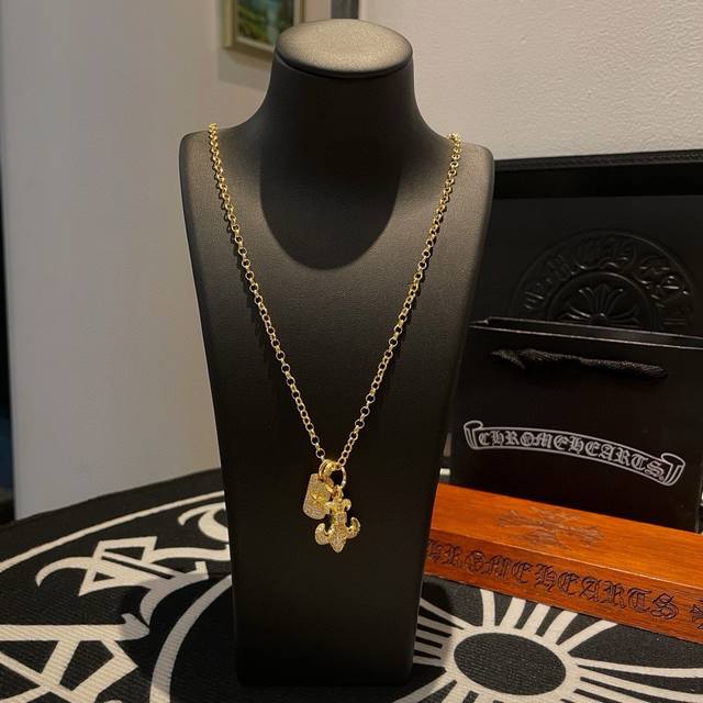专柜品质 Chrome Hearts克罗心 经典黄金色项链 童军花双吊坠 凹凸造型不同的花纹设计风格 呈现出与众不同 十字架 童军花是克罗心的志 所以更经久不衰
