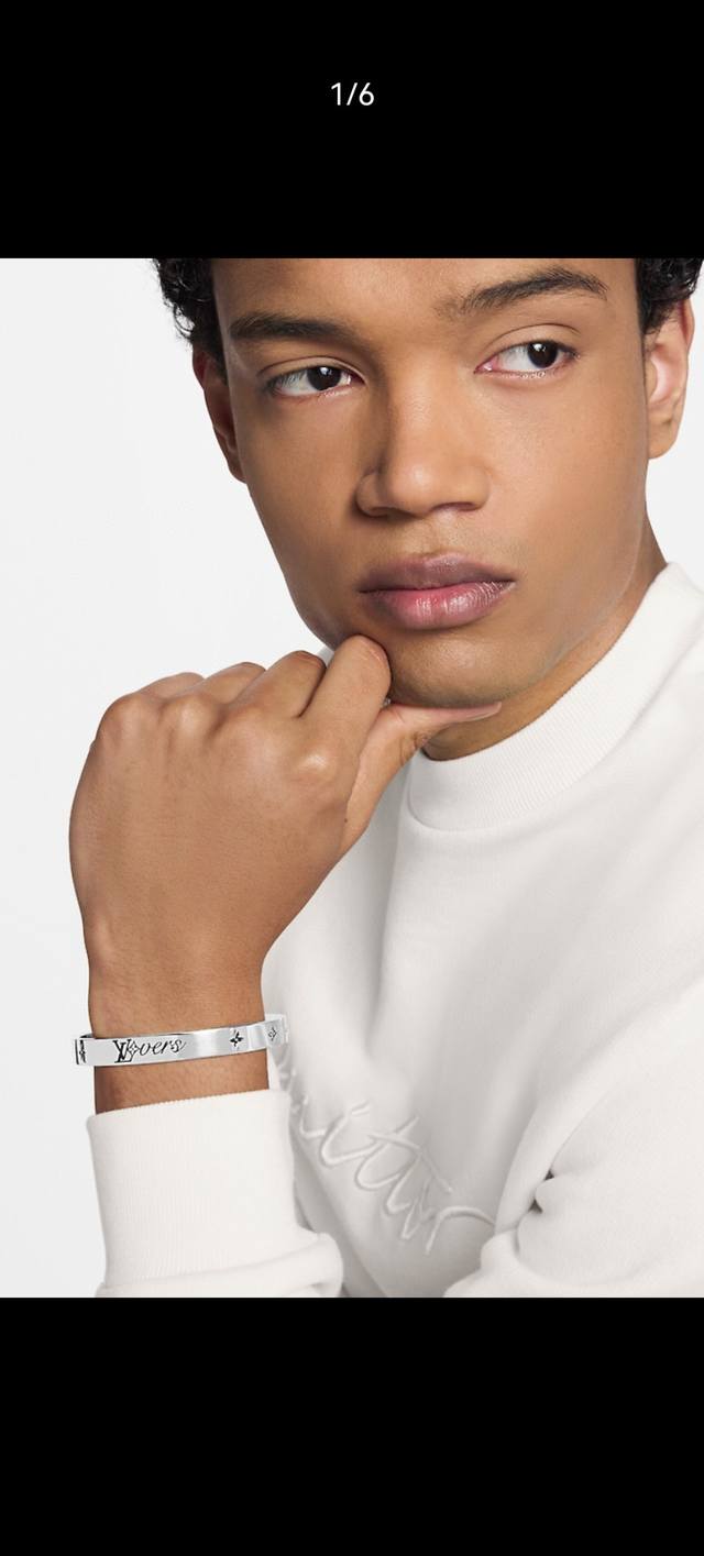 驴家Lv Vers 手镯展现 Pharrell Wiliams 对品牌标识的崭新演绎，为莹亮圈环融入 Lvvers 宇样和 Monogram 花卉珐琅铭纹，成就