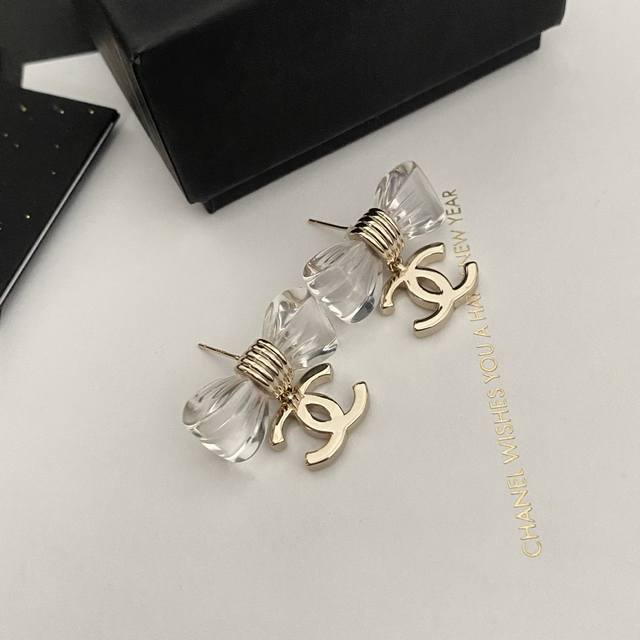 Ch 25P 透明水晶蝴蝶结 字母耳环Zp10 900 购入看似简单，实际非常重工，报废率巨巨巨高！定制的透明水晶字母整体弧度凹槽各个细节拿捏太不容易了！美是真