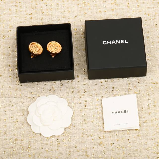 208897 我们出品 Zp中古款，量大咨询客Fu 香金币山茶花耳夹 中古款！非常推荐！“流行稍纵即逝，风格永存”这就是Vintage的魅力！可遇而不可求这句话