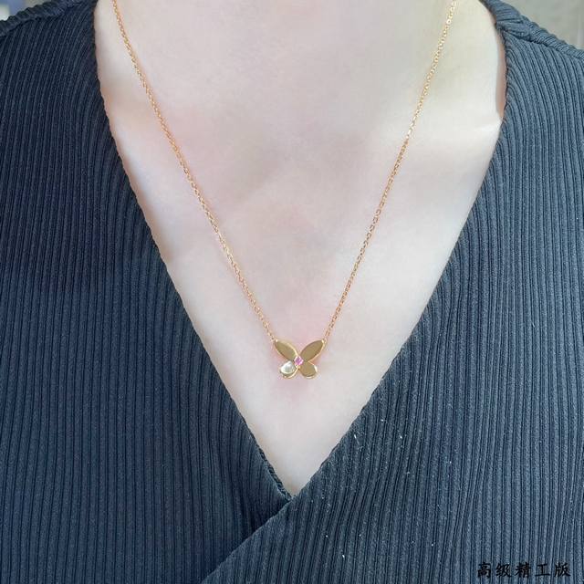 V金材质 格拉夫光金粉钻蝴蝶项链高级珠宝作品 线条灵动的蝴蝶或环绕指间或在颈窝处闪耀、亦或在耳畔划出完美弧度，以大胆的风格演绎现代高级珠宝风格
