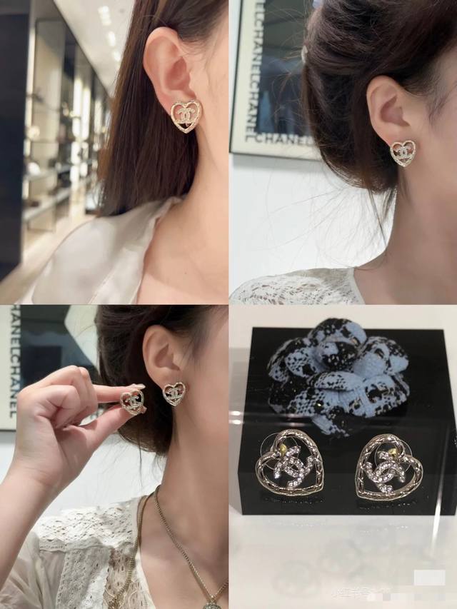 Chanel 25A镂空爱心耳钉好爱心形的耳钉 浅金色镂空爱心边框是菱格纹设计 搭配满钻双C 非常有辨识度 大小适中轻巧不累耳超好佩戴