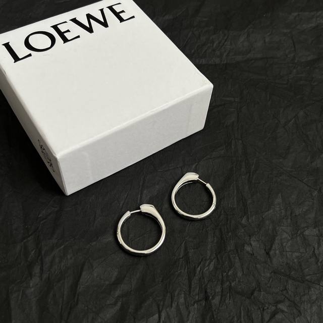 L0Ewe 罗意威 耳环，以及一个带有Loewe雕花菱形扣的圈形搭扣，精致耐看，金属感，一致Zp黄铜材质，细节完美复刻，标配给你们啥标配 这款非常适合日常任何穿