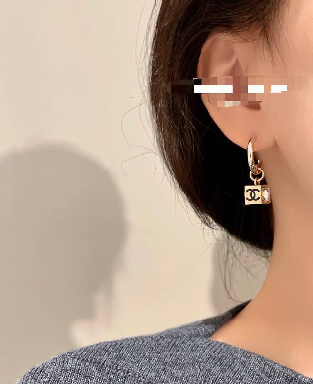 香奈儿中古方块耳钉～25C新款 中古 耳钉小香家的款式真心无需多介绍每一款都超好看，精致大方，非常显气质。