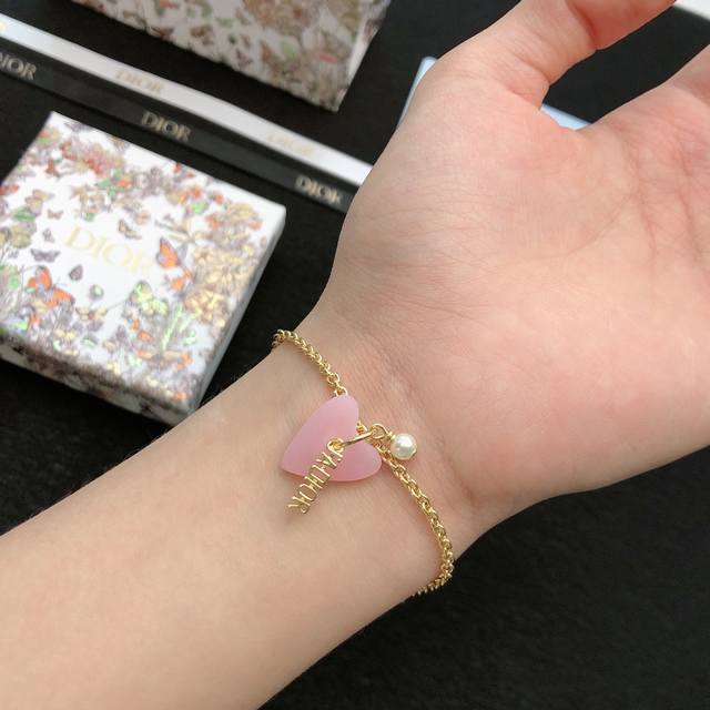 Dior迪奥手链新款美美哒简约大气时尚大方低调奢华时尚两不误，百搭款亲，赶紧入手吧你值得拥有！