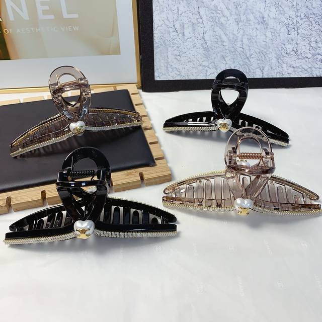 Chanel小香 Celine赛琳 捷克钻珍珠钛钢Logo抓夹 气质百搭 日常精致小单品 小仙女必入单品 宝藏款 闭眼入推荐款 单个 配发箍盒