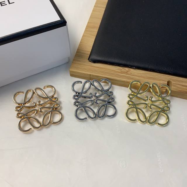 Loewe罗意威 Loewe胸针 光面胸针大气上档次精致小仙女必入单品宝藏款 闭眼入推荐款 单个