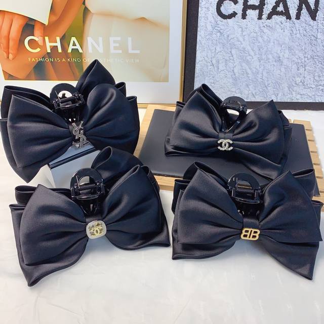 Chanel小香 Ysl圣罗兰 巴黎世家发夹 缎面蝴蝶结Logo抓夹 气质百搭 日常精致小单品 小仙女必入单品 宝藏款 闭眼入推荐款 单个 配发箍盒