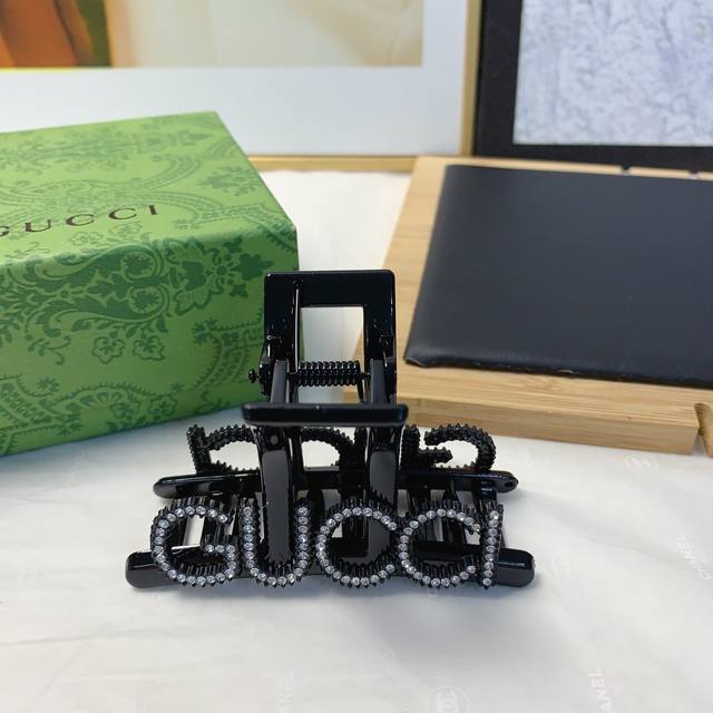 Gucci古驰 Gucci发夹 捷克钻Logo抓夹气质百搭日常精致小单品 小仙女必入单品 宝藏款 闭眼入推荐款 单个