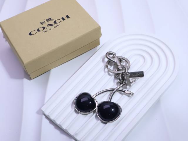 Coach 樱桃钥匙扣包包挂饰 质感很棒 很可爱，配盒子。