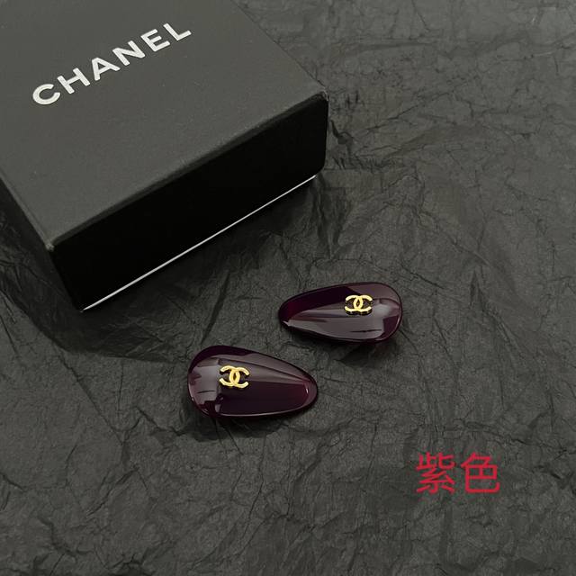 一对Chanel 小香中古发夹 超洋气的古铜色 配上经典双C家抓夹夹 简直颜值爆棚 太喜欢了 强推 很有份量的发夹 拿在手里沉甸甸的