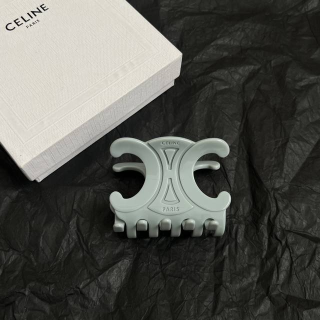 Celine 赛琳发夹 一直是简约时尚界的标杆大胆的设计 百看不厌搭配起来更Fashion