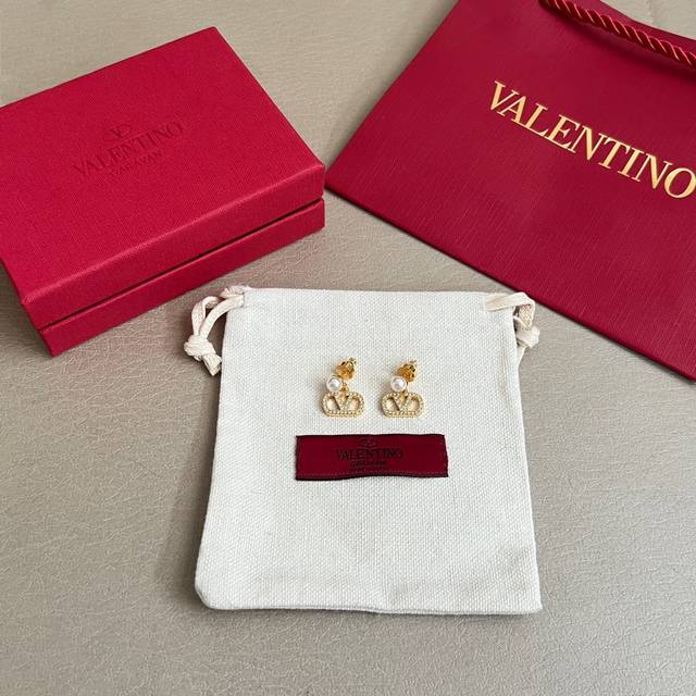 Valentino 华伦天奴 耳钉重磅新品火爆网络来了 简约大方 时尚百搭。