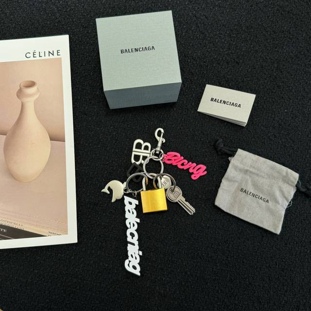 Balenciaga巴黎世家Rodeo小挂件钥匙扣~也太潮潮潮啦 穿搭有了小挂件的点缀才显得更加，完整更加传神呀~杂乱又有序爱死这种丐丐的风格啦~#Balenc