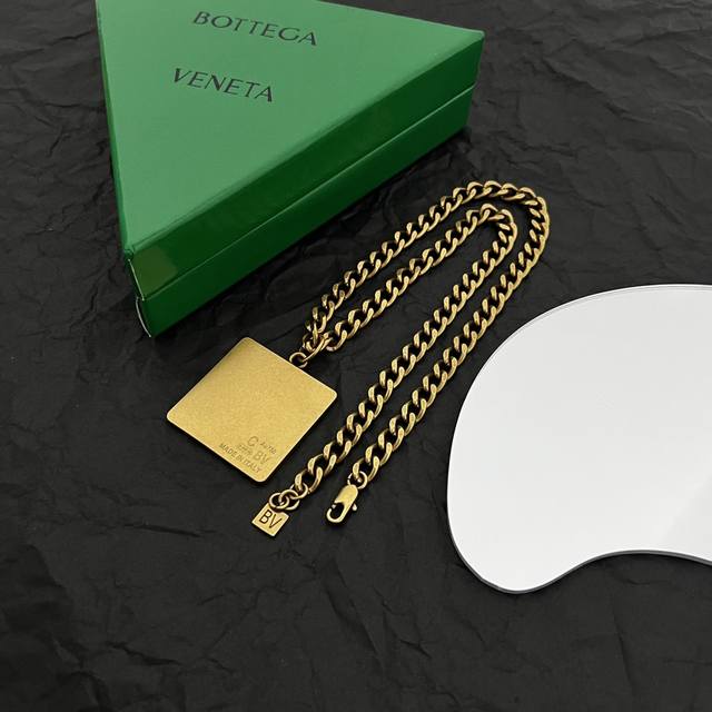 Bottega Veneta Bv项链 金属感十足 特别特别赞，整体细节非常令人惊喜，设计感十足，必须为世家的设计点个大大的赞，不仅带出个人自信及品味，款式典雅