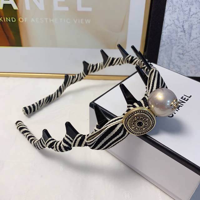 Chanel小香 Chanel发箍 牙齿条纹珍珠Logo欧美时尚风发箍气质百搭小仙女必入单品名媛风十足～宝藏款 闭眼入推荐款 单个