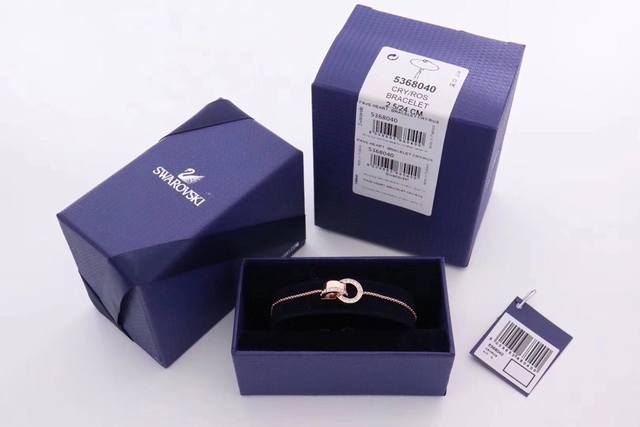 施华洛世奇Swarovski 简约圆环抽拉式手链这款镀金色手链 这款环环紧扣的巧妙设计密镶Swarovski仿水晶，容易调校长度的时尚滑扣，注入清新浪漫的气息