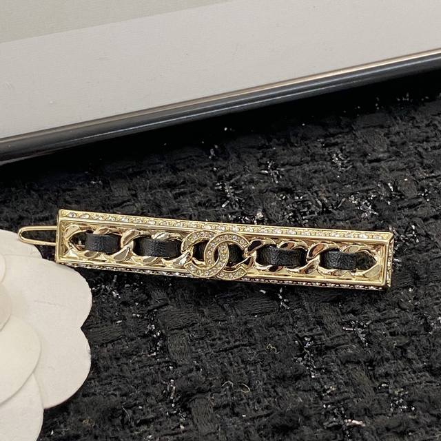 编码H492 0257825 香奈儿发夹热销款火爆上新 Chanel22C金属羊皮革水钻发夹 皮穿链设计，中间满钻双C Lpgo装饰，水钻闪闪耀眼 低调不浮夸，