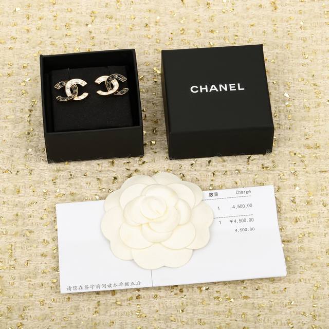 210389 我们出品 Zp5850,量大咨询客Fu Ch Nel24P黑白双C耳钉 每期必入的经典双C耳钉，一致Zp黄铜材质滴油工艺，上耳简约大气，超级百搭，