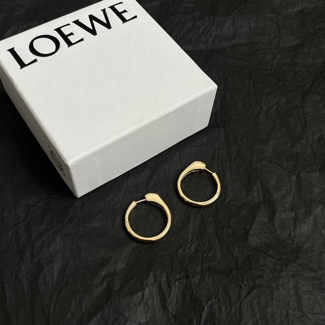 L0Ewe 罗意威 耳环，以及一个带有Loewe雕花菱形扣的圈形搭扣，精致耐看，金属感，一致Zp黄铜材质，细节完美复刻，标配给你们啥标配 这款非常适合日常任何穿