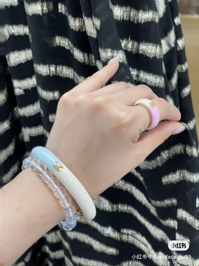 Celine 赛琳 手镯 一直是简约时尚界的标杆大胆的设计 百看不厌搭配起来更Fashion