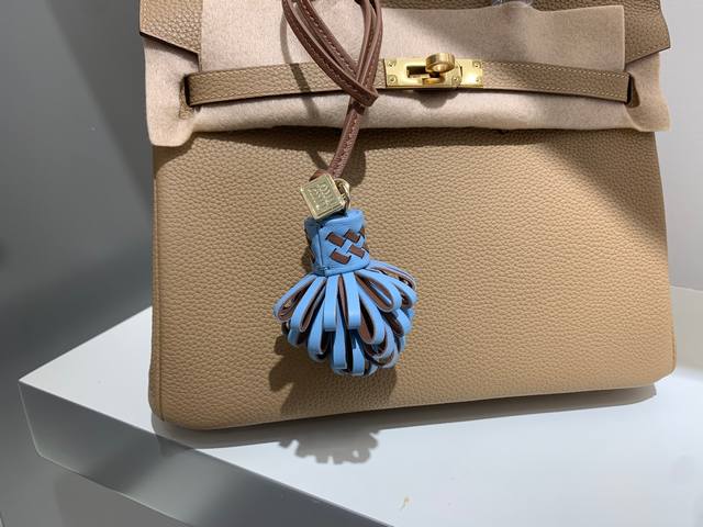 Miu Miu 2025新款上市 灯笼花 新的一季Miu Miu 挂饰真的太可爱了 挂在包包上真的是很画龙点睛