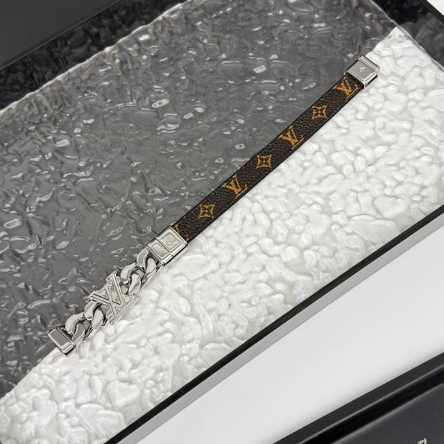 Lv Links 手镯 Lvlinks 手镯以皮革和经典帆布塑造别致饰带，为 Mng 金属链环两侧匠心镂刻 Lv 字母，兼具前卫格调和朗气息，可为挚爱着装注入摇