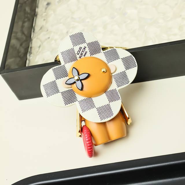 Lv上新啦｜那些可可爱爱的小挂件！ Vivienne草间弥生～ Vivienne Keycharm 钥匙扣很实用 可以作为： 包包挂饰、车钥匙扣 还有 单品小装