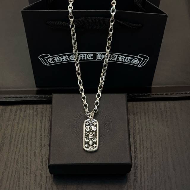 新款 专柜品质 Chrome Hearts克罗心经典复古字母项链 ，方牌吊坠 凹凸造型不同的花纹设计风格 呈现出与众不同 十字架 童军花是克罗心的志 所以更经久
