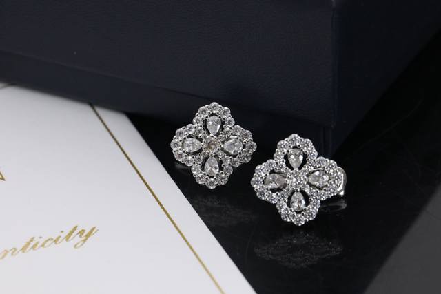 Loo批耳钉，可订做18K真金真钻版，只做对版真金货，价询客Fu Hw家的Diamond Loo批花园系列，Loo批系列珠宝设计取材于品牌最具传奇色彩的水滴型切