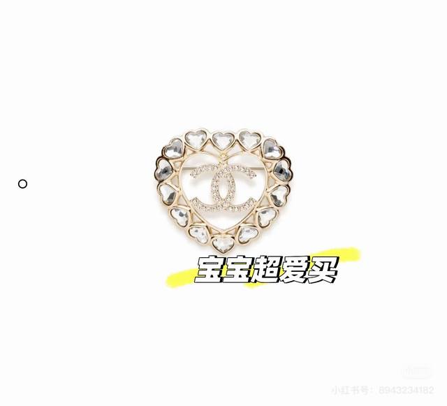 Chanel 25A新款金色爱心双C镂空圆形胸针 爱心镶钻圆环 +经典双C 简简单单又很清爽贵气