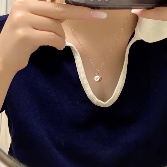 阿玛尼Armani新品吊坠项链真的挑到我的审美上了，不是那种很温柔，很成熟的是那种一看上去显的人很精致，很时尚，很高档而且黑色跟白色上面都有阿玛尼的Iogo爱了