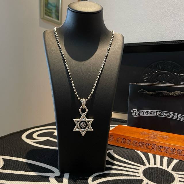 新款 专柜品质 Chrome Hearts克罗心 经典复古圆珠项链 六芒星吊坠 凹凸造型不同的花纹设计风格 呈现出与众不同 十字架 童军花是克罗心的志 所以更经