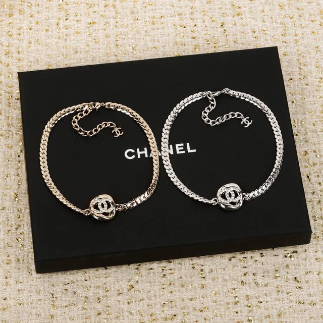 我们出品 Z批 9100！量大咨询客Fu 金色，银色！ 香 光面方块双C蛇骨链Choker 25夏季最新款！现货现货来吧！先买先得非常简约经典！不规则的金属面设
