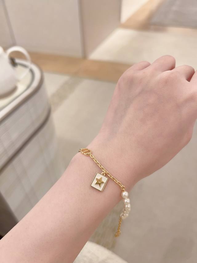 我们出品 Z批 5720！量大咨询客Fu D小白方牌珍珠手链 25春夏最新系列我真的沦陷在这个季度里了～太太太美了一定要买系列全网首发现货第一眼看上去的感觉就是