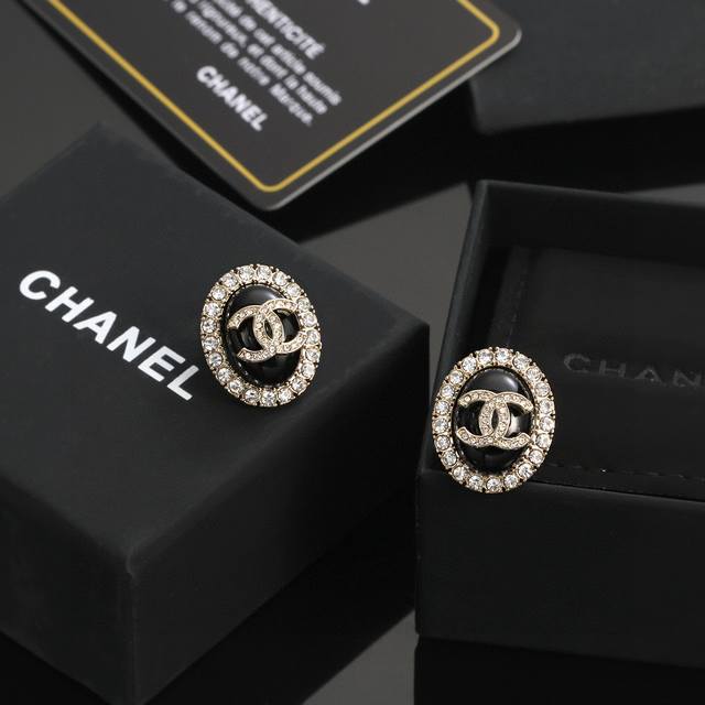 Chanel 小香 黑色珍珠圆形耳环 火爆单品 最经典款 没有之一 气质 耳钉 耳环 上耳超美腻 怎么看怎么美 原版一致材质 纯银针 一致不够卖的款 人见人爱