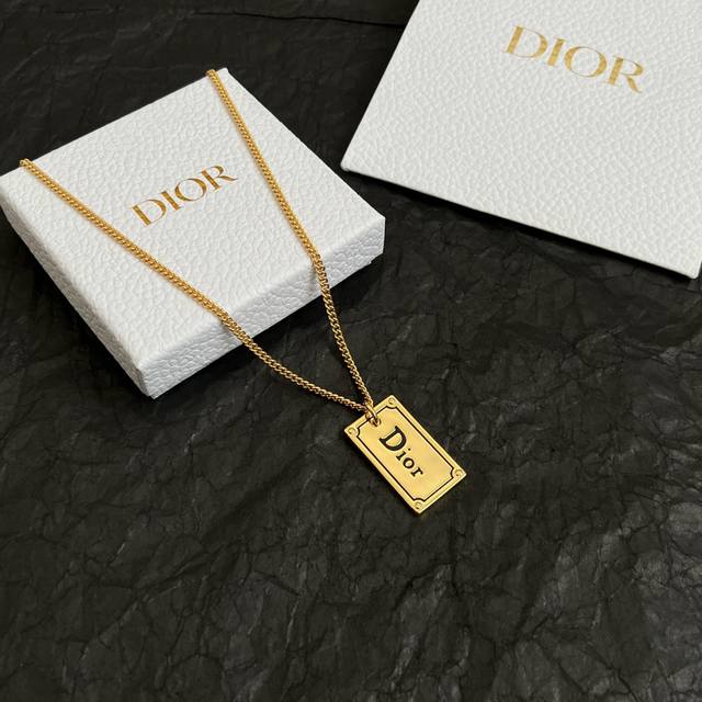 Dior 迪奥 项链 专柜一致上新 精选原版一致 黄铜材质 甜美气质高雅。 长度：52厘米