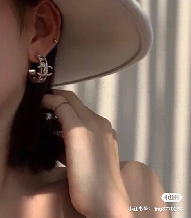 香奈儿 满钻双C半圈耳环 以浅金色为主色调 日常超百搭不挑人 经典Logo设计日常佩戴超级百搭