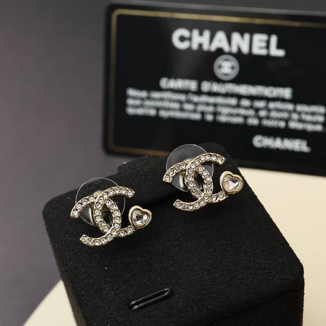 Chanel25B小尾巴爱心双C耳钉 和25批的蓝色爱心尾巴耳钉大小是一样哦 但这次爱心不是镜像，是同一个方向 日常百搭耳钉