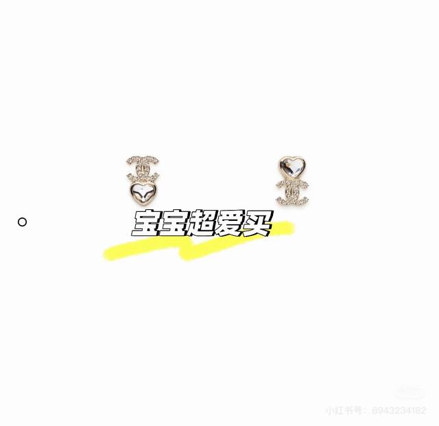 25B爱心不对称字母小耳钉 小香家标志性简洁又很有质感 设计有存在感的同时又轻盈舒适