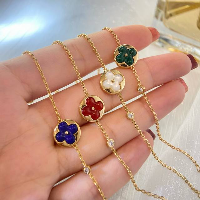 Color Blossom系列单花手链，其标志性Monogram花卉图纹由天然贝母材质雕刻而成，精致镶嵌的天然石与主钻石相映生辉。手链尺寸适合14～17号可调节