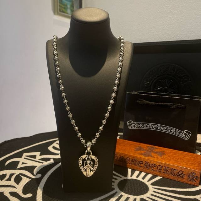 抖音 快手 Ins 小红书 直播热门 ，新款 专柜品质 Chrome Hearts克罗心复古十字花球项链 ，心型童军花吊坠，凹凸造型不同的花纹设计风格 呈现出与